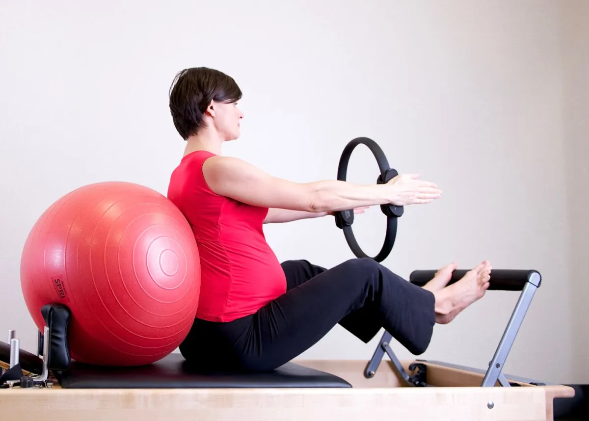 Trudnica vežba na pilates lopti sa obručem
